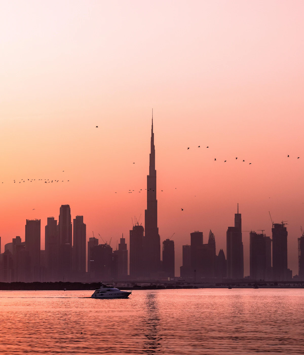 Skyline de Dubaï au coucher du soleil, création de société à Dubaï et aux EAU