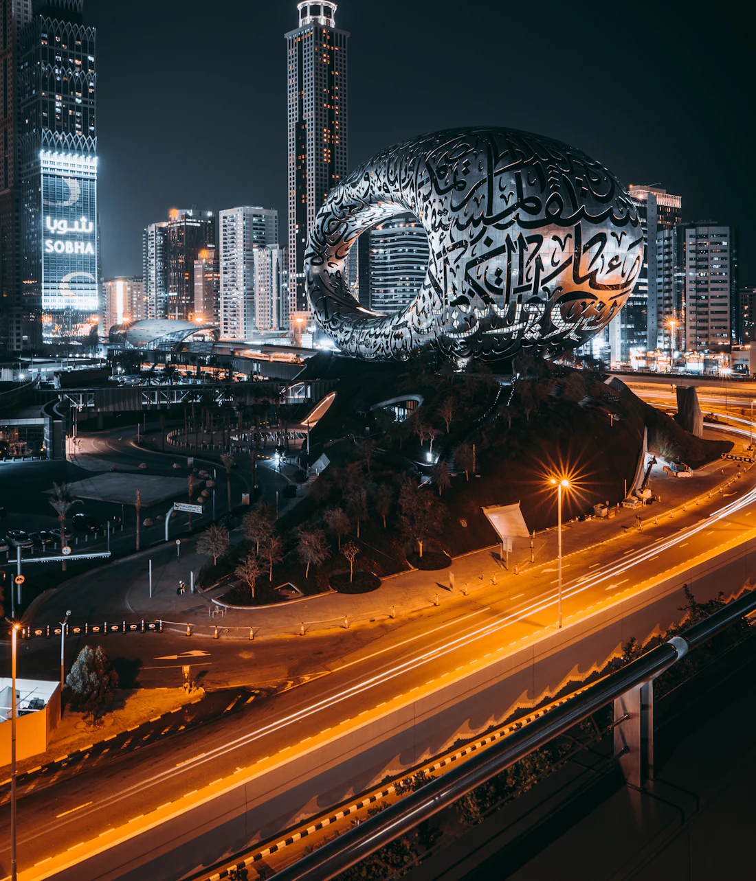 Le Musée du Futur à Dubaï de nuit, perspectives du marché des EAU