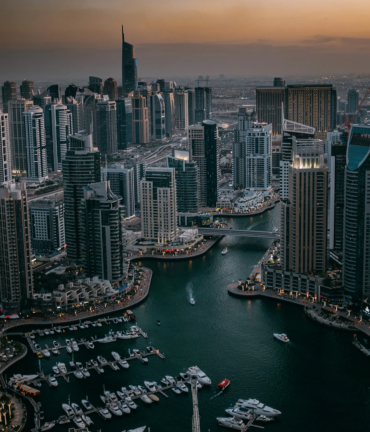 Tours de Dubai Marina au crépuscule, recherche de bureau ou de logement